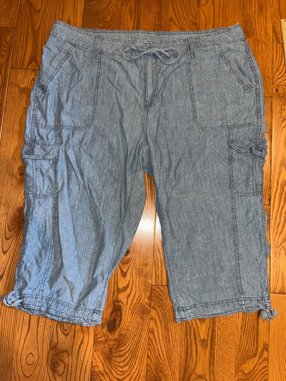 St John’s Bay Light Wash Denim Cargo Capri Pants 18W